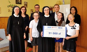 Képek a BlueDolphin vállalat életéből. Jótékonysági aukcióikon az árvaházakat támogatják.